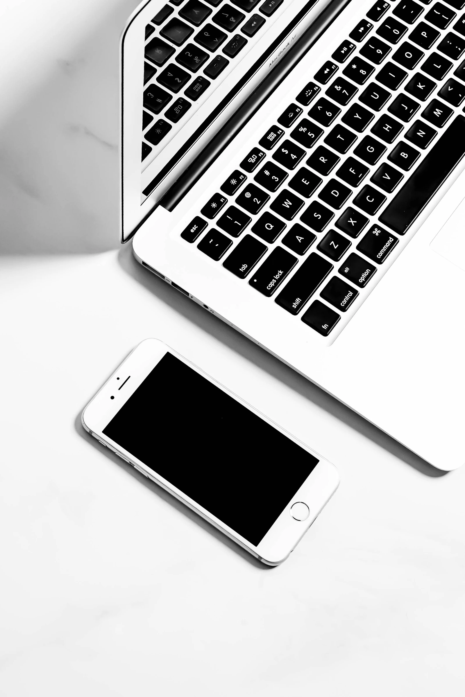 Celular e notebook sobre uma mesa